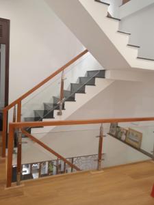 Cầu thang kính Biên Hòa 81