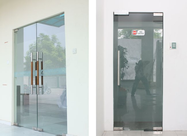 Cửa kính bàn lề sàn 13